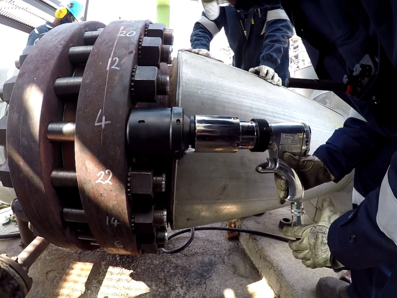 Solución de empernado con HYTORC Washer y j-Gun D/S para líneas de vapor a alta temperatura con alta precisión.