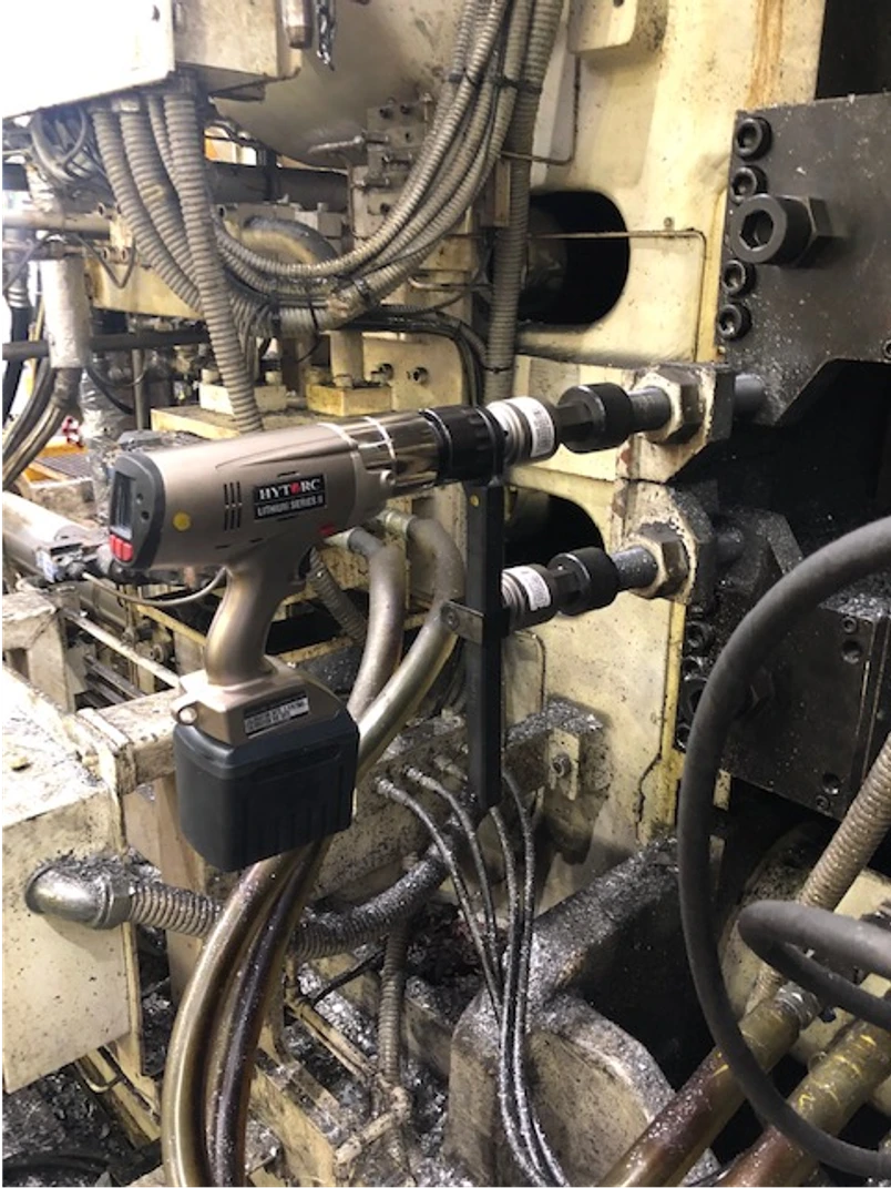 Fabricante de autos optimiza procesos de fundición y pruebas de fugas usando LST de HYTORC y balanceador de resorte.