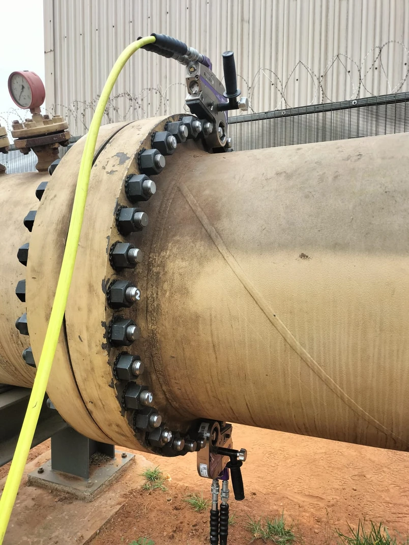 Solución de empernado hidráulico que optimiza operaciones en gasoductos, eliminando fugas y tiempos de inactividad.