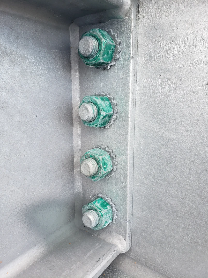 Solución de empernado con STEALTH 36 que reduce tiempos y mejora trabajos en puentes y transporte.