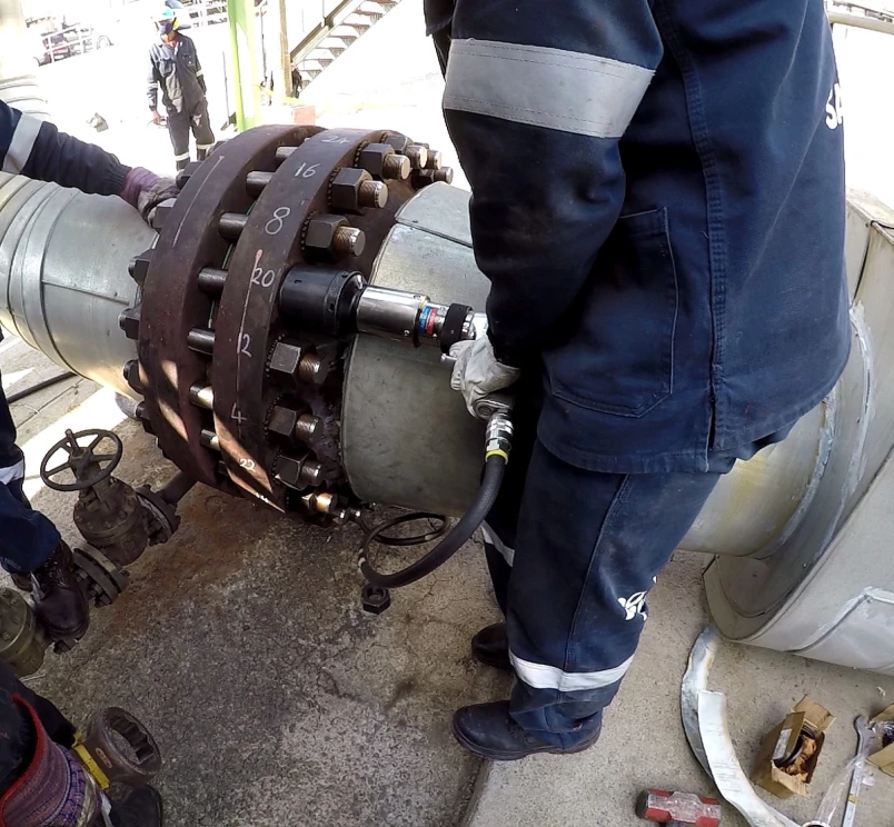 Reducción significativa de tiempos en empernado industrial gracias a herramientas HYTORC en aplicaciones exigentes.