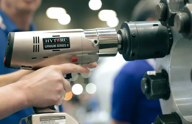 Conjunto de herramientas HYTORC con llave AVANTI para aplicaciones de empernado industrial.