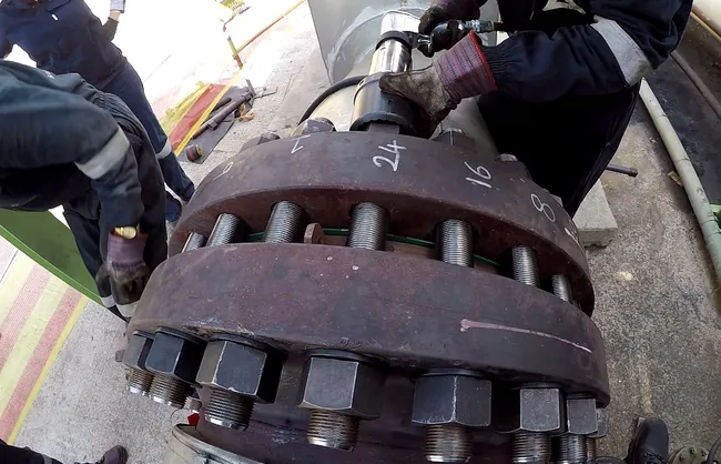 Solución de empernado HYTORC con equipo hidráulico y neumático de alto rendimiento.