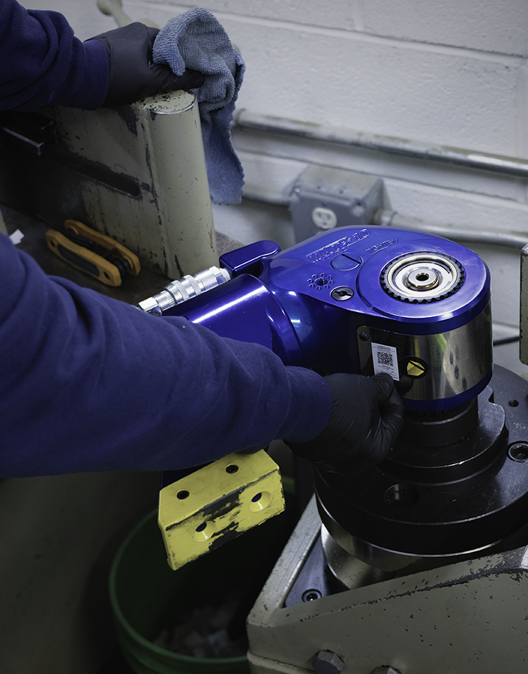 Un técnico de HYTORC calibra una llave dinamométrica hidráulica MXT+.
