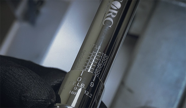 Técnico de HYTORC calibrando una llave de torque hidráulica MXT+