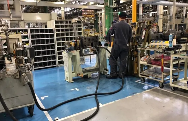 Kit de herramientas HYTORC con sistemas hidráulicos y neumáticos para trabajos de empernado.