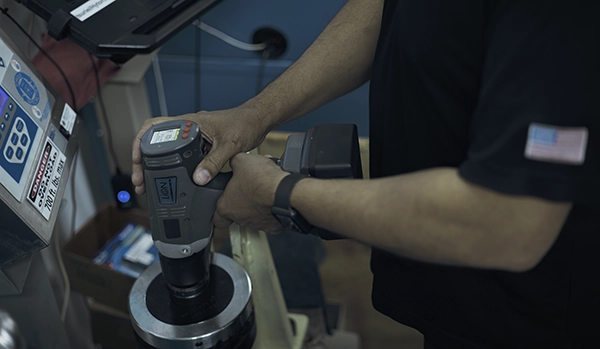 Un técnico de HYTORC calibrando un cañón LION.