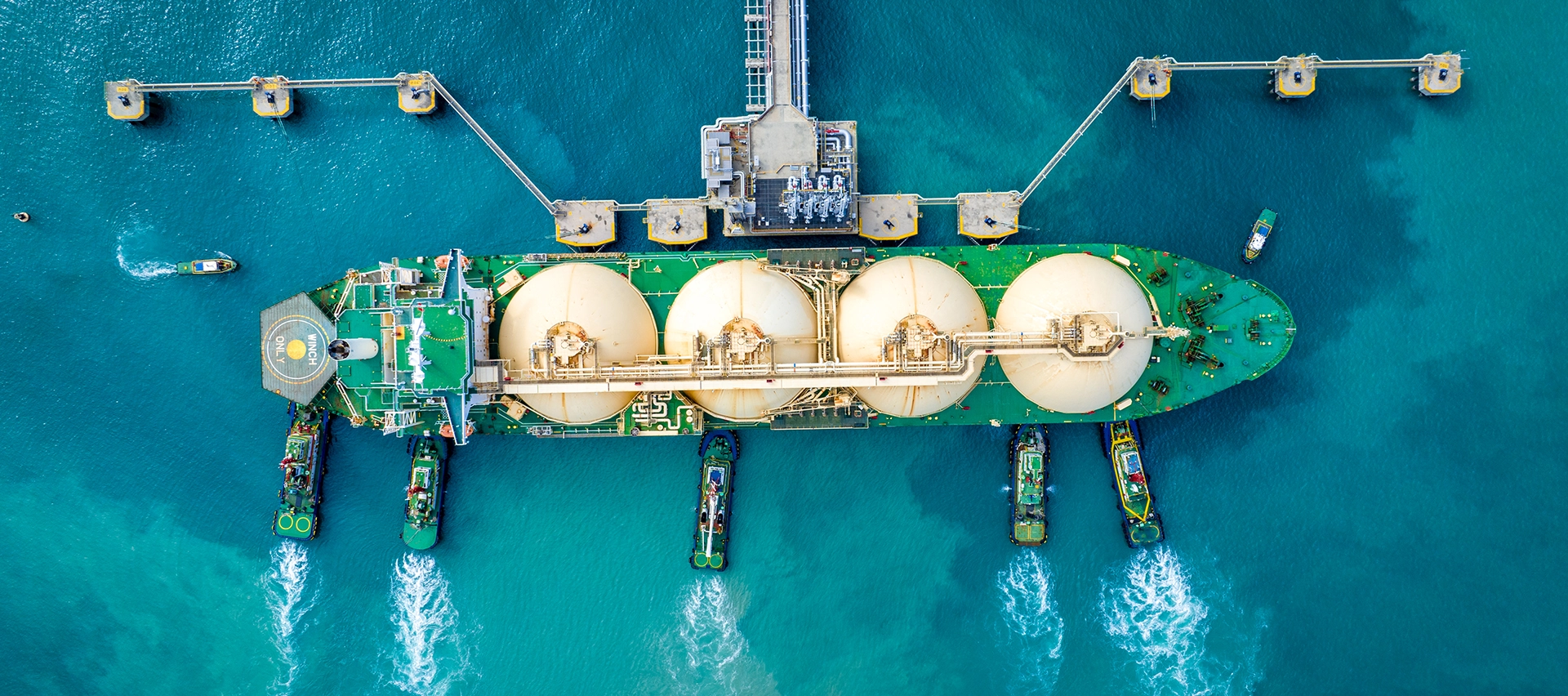 Vista aérea de los tanques de almacenamiento de gas natural licuado, que muestra la magnitud de estas operaciones.
