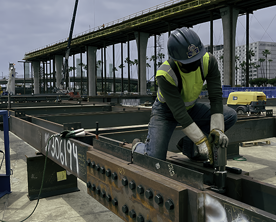 Trabajador utilizando herramientas de Hytorc en la construcción de un puente