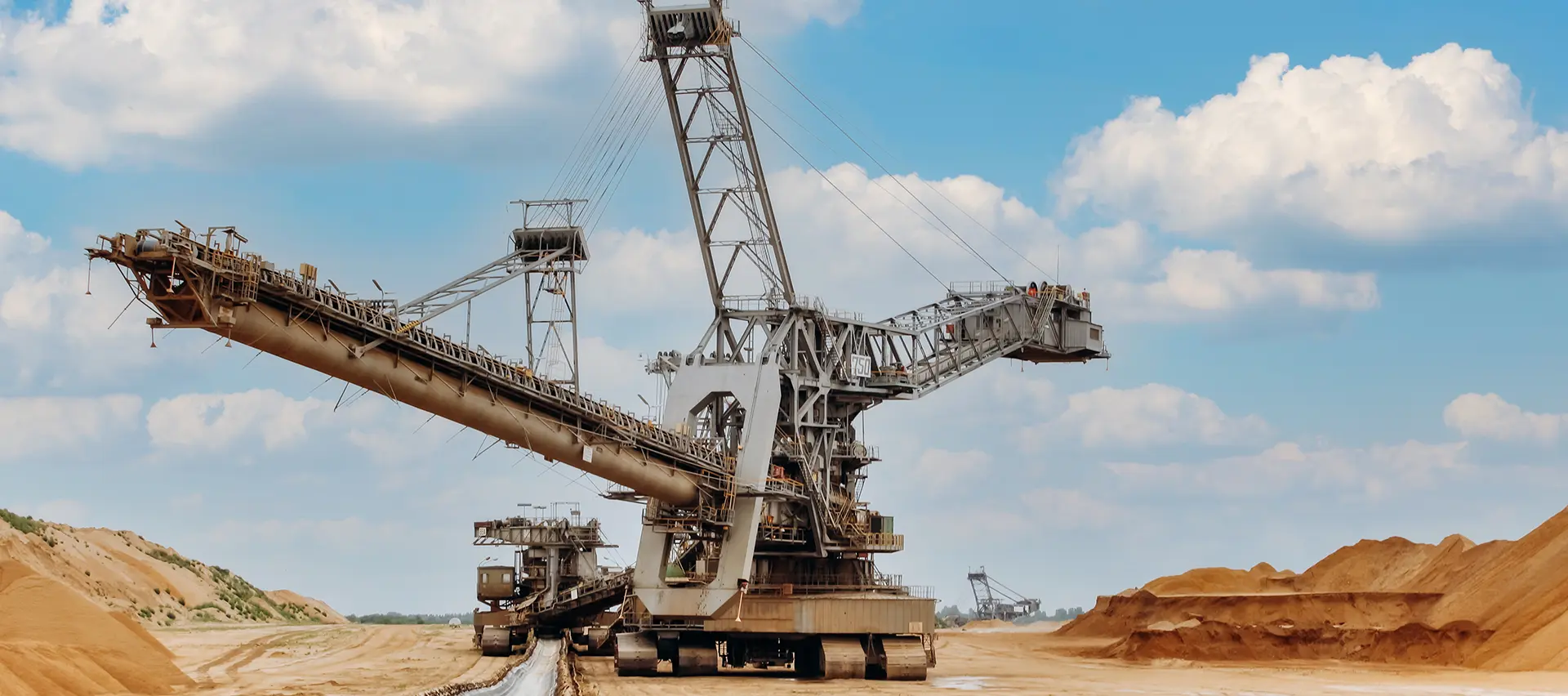 Una excavadora de cangilones se encuentra en un terreno de una mina.