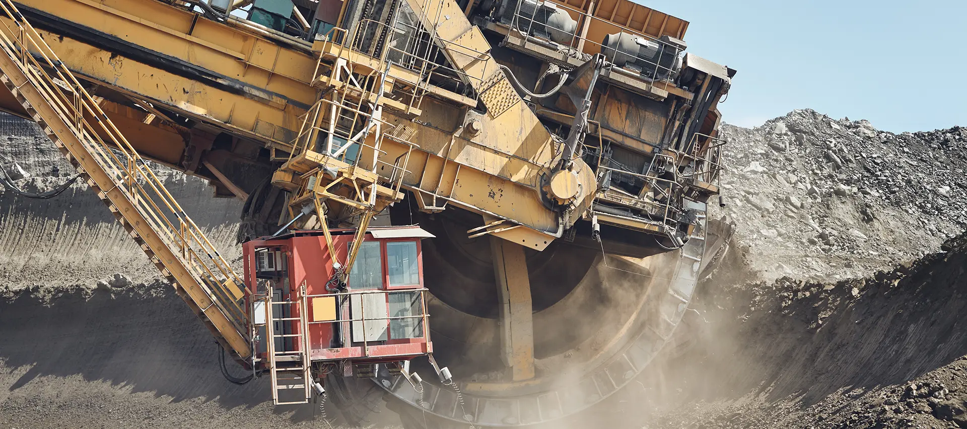 Una excavadora de cangilones operando en una mina a cielo abierto.