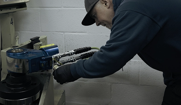 Un técnico de HYTORC calibra una llave dinamométrica hidráulica MXT+.