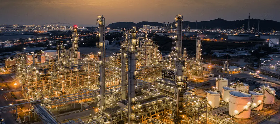 Una vista general de una refinería de petróleo y gas por la noche, que muestra la magnitud que pueden alcanzar estos trabajos de torsión.