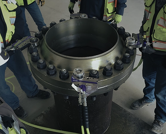 Cuatro llaves dinamométricas hidráulicas STEALTH realizando un cierre de junta paralela mediante la tecnología Simultorc.