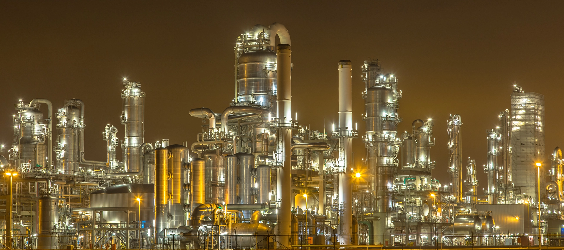 Una planta petroquímica que muestra la complejidad de los equipos y la necesidad de un apriete de precisión.