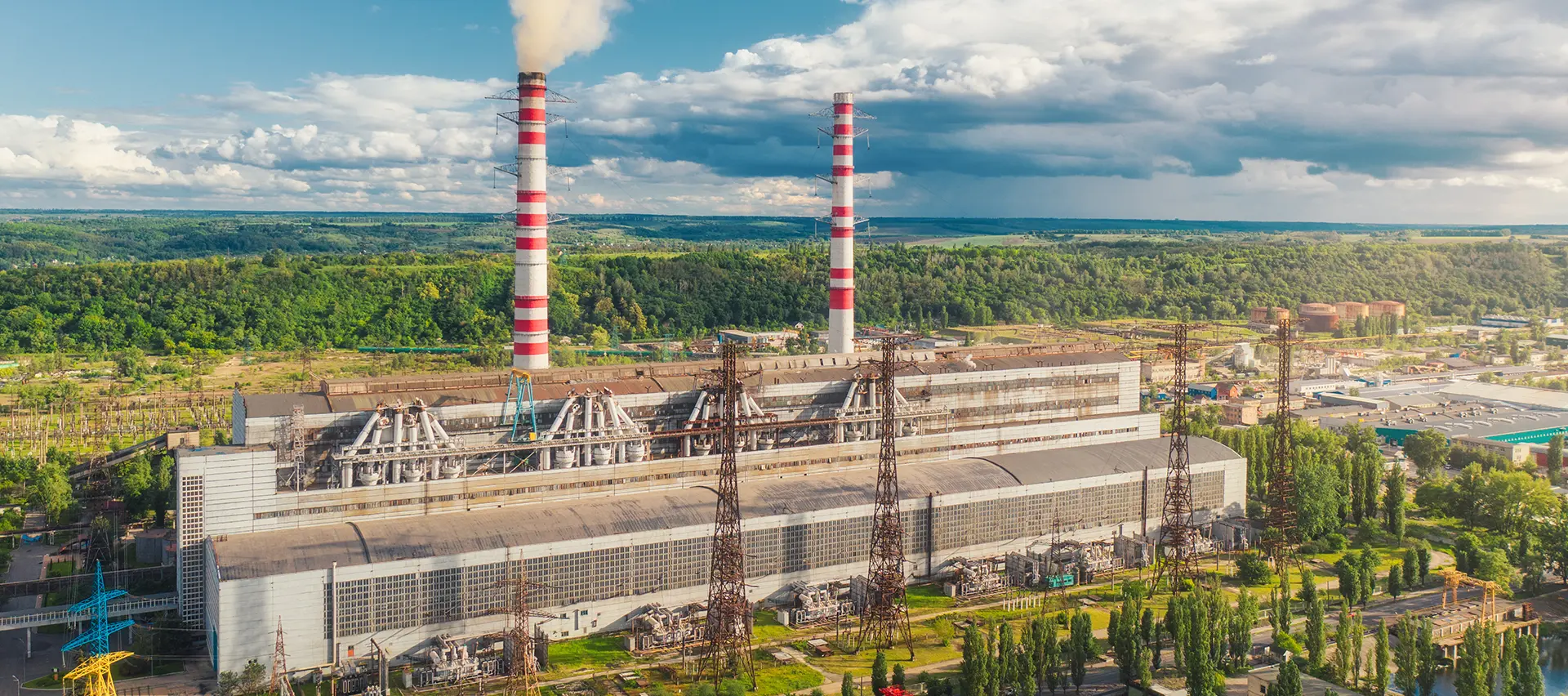 Una central termoeléctrica que muestra la gran envergadura de la operación y la complejidad de la maquinaria empleada.