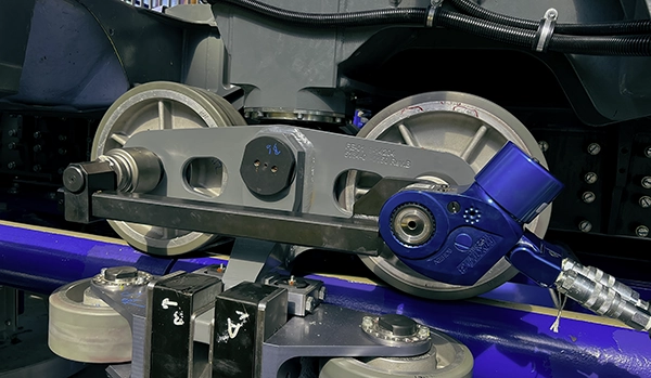 Una vez completado el diseño de la solución personalizada, realizamos análisis FEA y otras pruebas de esfuerzo asistidas por computadora para garantizar su durabilidad y vida útil.